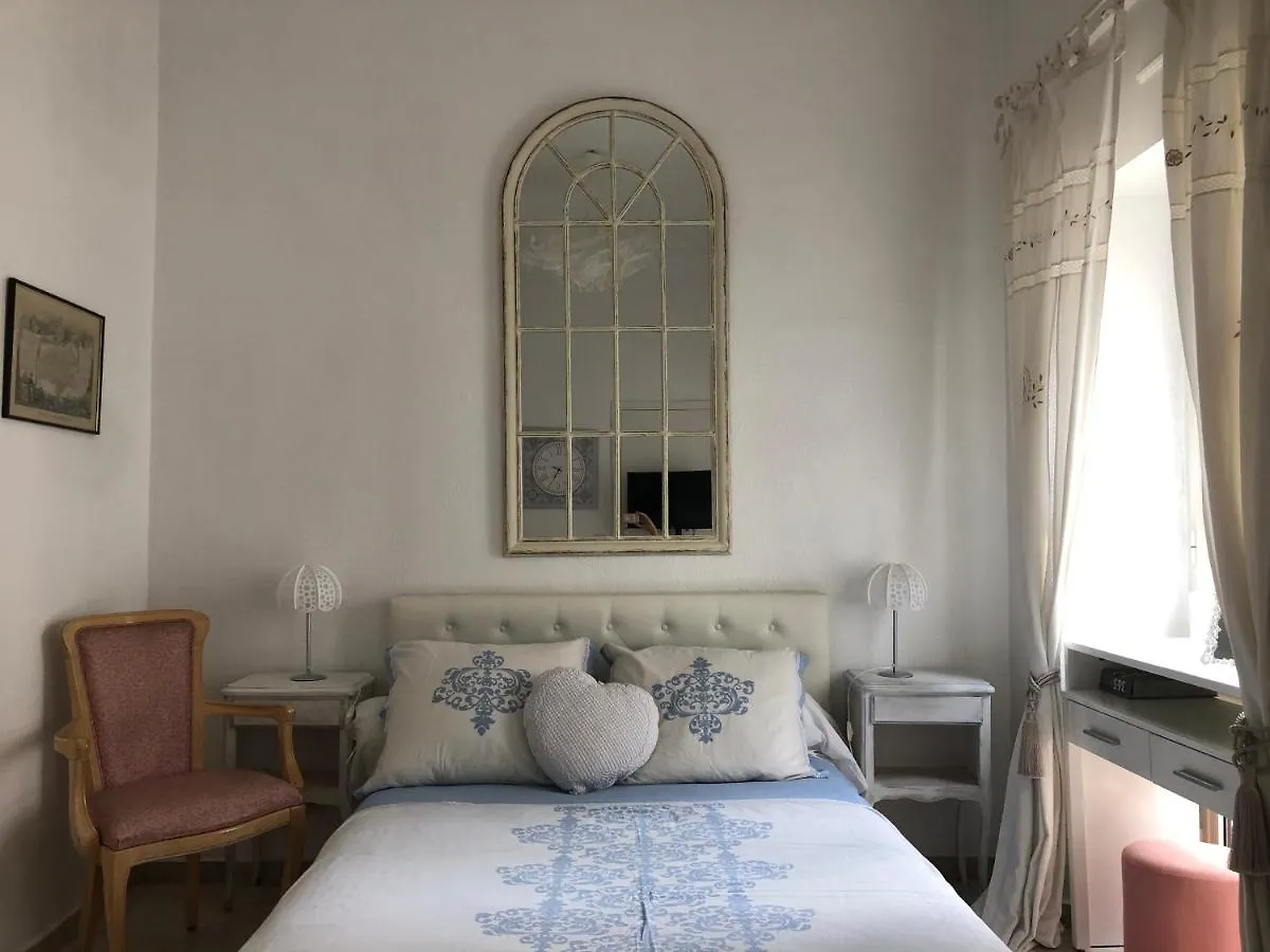 Palais Des Festival Large White Bedroom Cannes 0*,  Francie