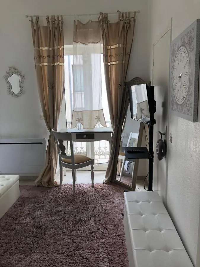 Δωμάτια σε οικογενειακή κατοικία Palais Des Festival Large White Bedroom Κάννες